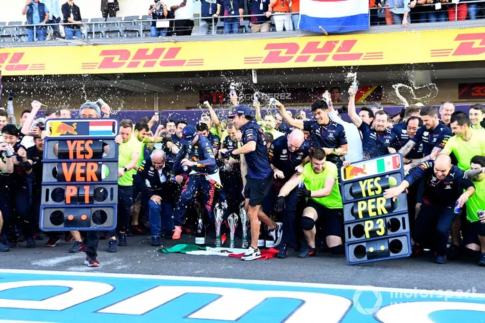 Masashi Yamamoto, director general de Honda Motorsport, Helmut Marko, asesor de Red Bull Racing, Max Verstappen, Red Bull Racing, 1ª posición, Christian Horner, director del equipo, Red Bull Racing, Sergio Pérez, Red Bull Racing, 3ª posición, y el Red Bull