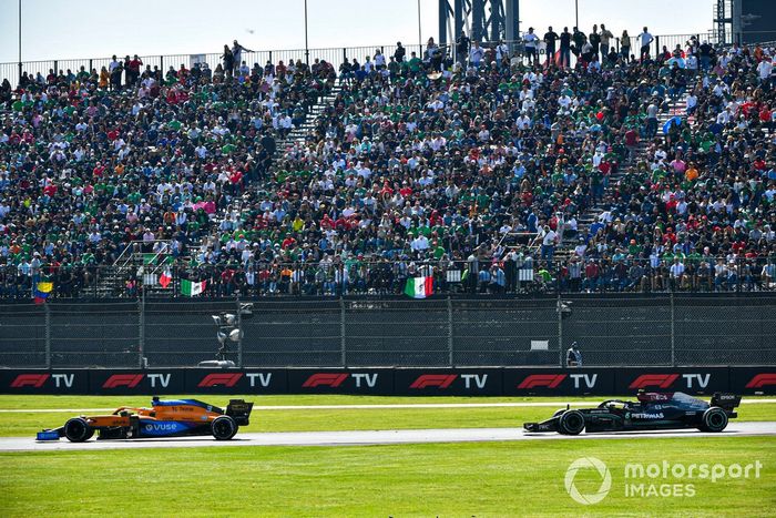 Daniel Ricciardo, McLaren MCL35M, Valtteri Bottas, Mercedes W12