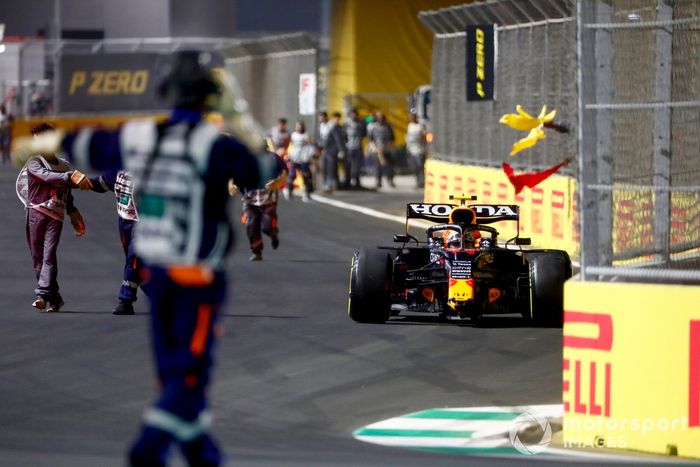 Sergio Pérez, Red Bull Racing RB16B, se cae