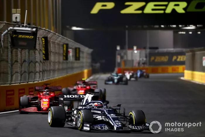 Yuki Tsunoda, AlphaTauri AT02, Charles Leclerc, Ferrari SF21, y Carlos Sainz Jr, Ferrari SF21