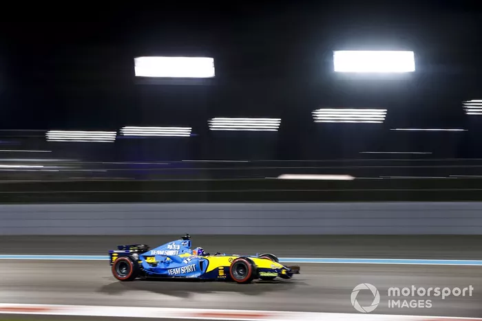 Fernando Alonso pilota el Renault R25, el coche con el que ganó el mundial 2005 de F1, en Abu Dhabi