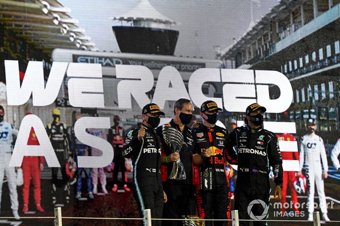 Podio: Paul Monaghan, Jefe de ingenieros de Red Bull Racing, segundo lugar Valtteri Bottas, Mercedes-AMG F1, ganador Max Verstappen, Red Bull Racing, y tercer lugar Lewis Hamilton, Mercedes-AMG F1