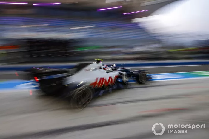 Kevin Magnussen, Haas VF-20, esce dal garage