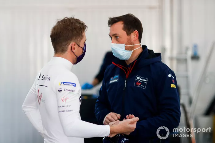 Nick Cassidy, Envision Virgin Racing, talks to team