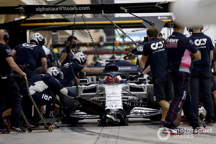 Daniil Kvyat, AlphaTauri AT01, pits