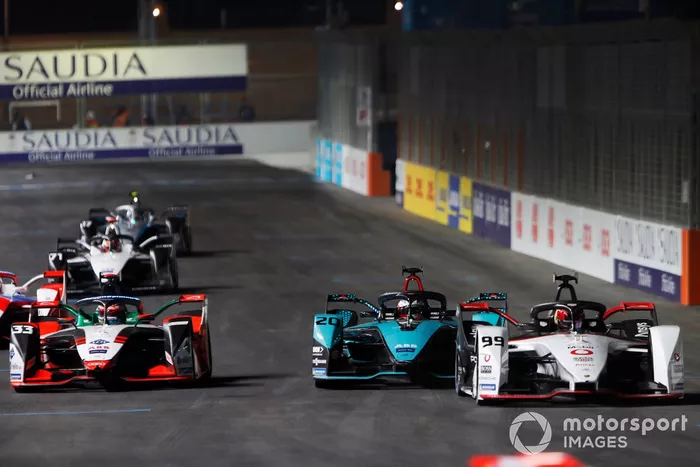 Pascal Wehrlein, Tag Heuer Porsche, Porsche 99X Electric, precede Mitch Evans, Panasonic Jaguar Racing, Jaguar I-Type 5, e Rene Rast, Audi Sport ABT Schaeffler, Audi e-tron FE07