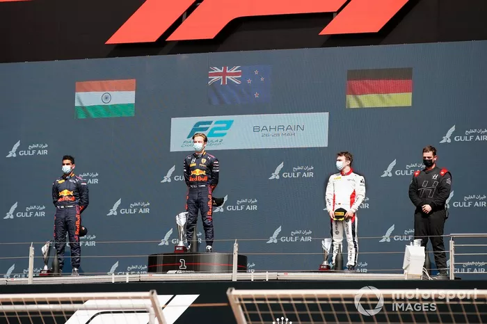 Jehan Daruvala, Carlin, segundo, Liam Lawson, Hitech Grand Prix, ganador y David Beckmann, Charouz Racing System, tercero