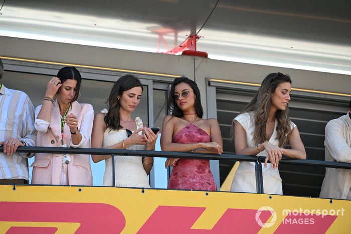 Invitados, entre ellos Rebecca Donaldson, pareja de Carlos Sainz, Scuderia Ferrari, en un balcón