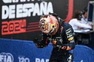 Max Verstappen, Red Bull Racing, 1ª posición, celebra su llegada al Parc Ferme