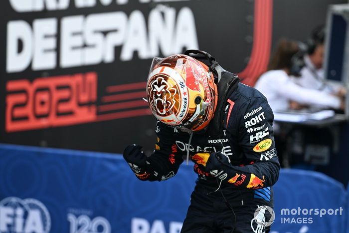 Max Verstappen, Red Bull Racing, 1ª posición, celebra su llegada al Parc Ferme