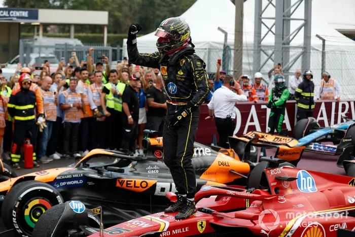 Charles Leclerc, Scuderia Ferrari, 1ª posición, celebra su llegada al Parc Ferme