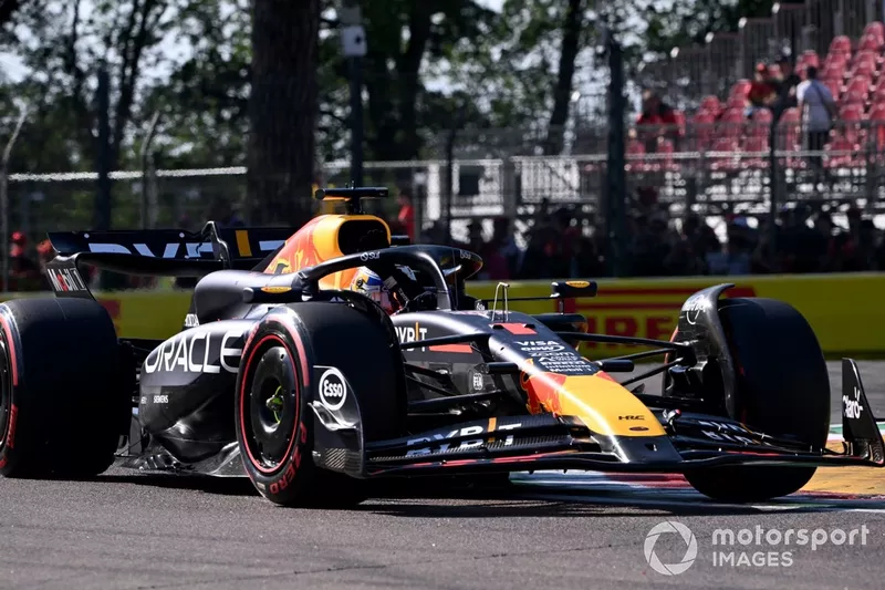 Max Verstappen, Red Bull Racing RB20, zwaait naar fans na het behalen van pole position