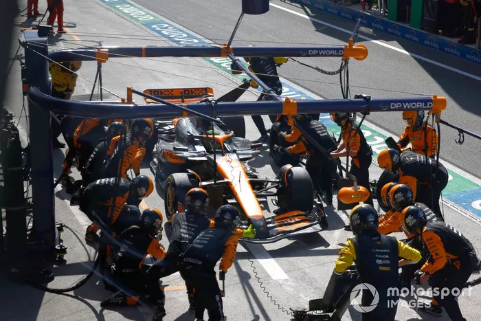 Lando Norris, McLaren MCL38, hace una parada en boxes