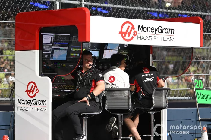 Peter Crolla, Trackside Operations Manager, Haas F1 Team, Ayao Komatsu, Team Principal, Haas F1 Team, on the pit wall