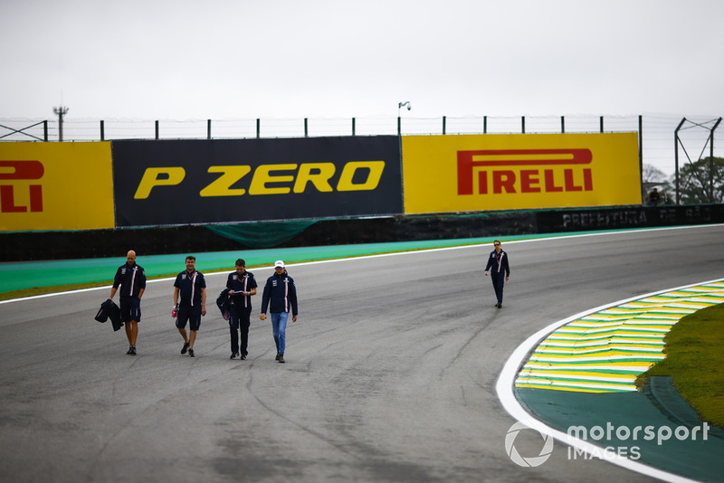 Esteban Ocon, Force India, camina por el circuito