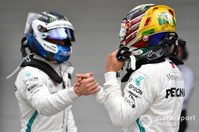 Le poleman Lewis Hamilton, Mercedes AMG F1 et Valtteri Bottas, Mercedes AMG F1 dans le Parc Fermé
