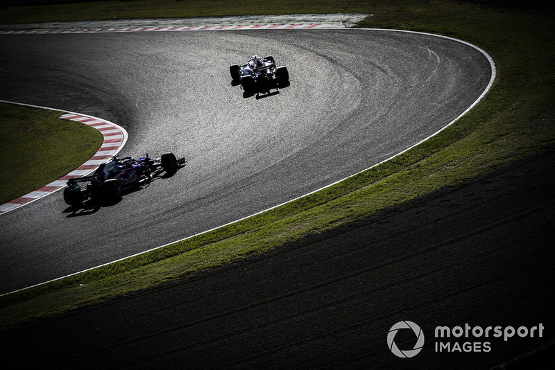 Marcus Ericsson, Sauber C37, leads Brendon Hartley, Toro Rosso STR13
