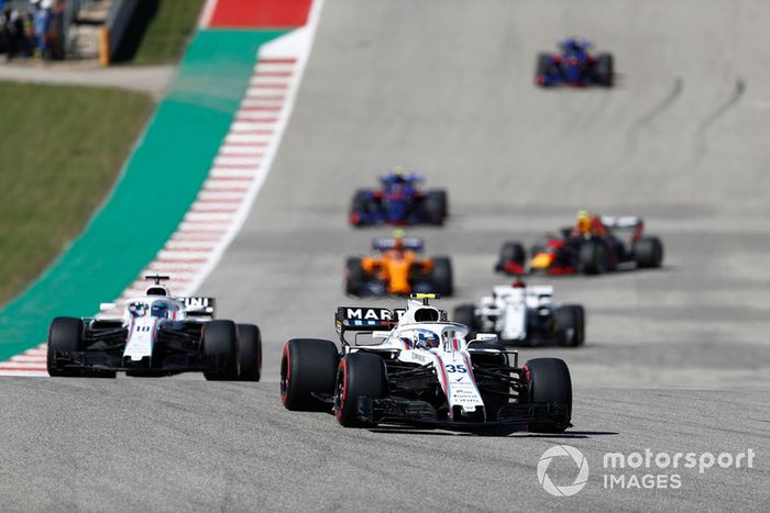 Sergey Sirotkin, Williams FW41, Lance Stroll, Williams FW41, Marcus Ericsson, Sauber C37, y el resto del grupo en la vuelta de formación.