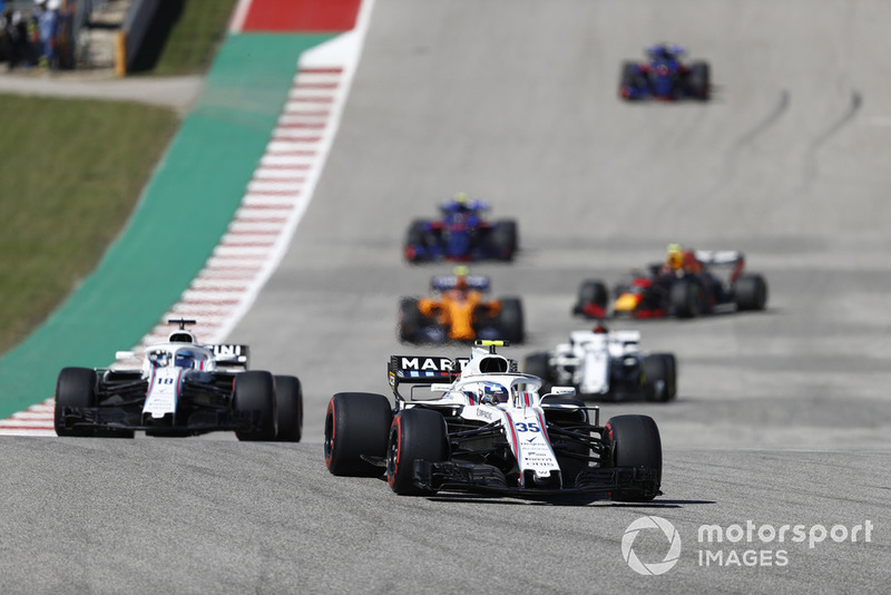 Sergey Sirotkin, Williams FW41, precede Lance Stroll, Williams FW41, Marcus Ericsson, Sauber C37, e il resto del gruppo, nel giro di formazione