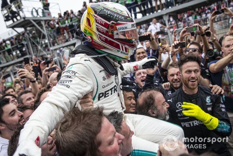 Le vainqueur Lewis Hamilton, Mercedes AMG F1 fête sa victoire dans le Parc Fermé