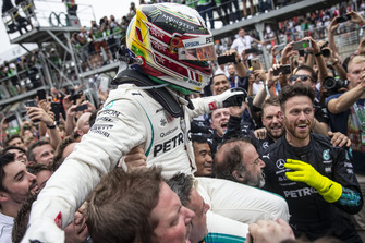 Le vainqueur Lewis Hamilton, Mercedes AMG F1 fête sa victoire dans le Parc Fermé