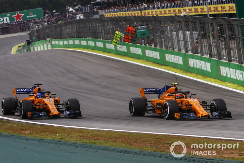 Стоффель Вандорн, McLaren MCL33, випереджає Фернандо Алонсо, McLaren MCL33
