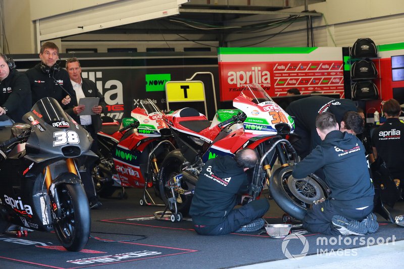 Le stand Aprilia, avec la moto de Bradley Smith