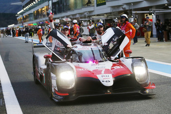 Les vainqueurs #7 Toyota Gazoo Racing Toyota TS050: Mike Conway, Kamui Kobayashi, Jose Maria Lopez
