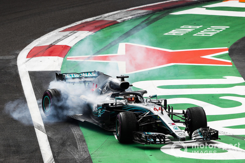 Lewis Hamilton, Mercedes AMG F1 W09 EQ Power+, esegue dei donut per festeggiare la conquista del suo 5° Titolo Mondiale