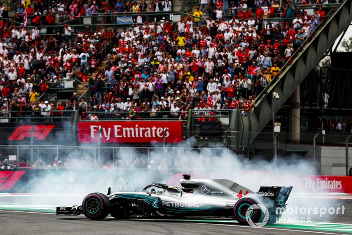 Lewis Hamilton, Mercedes AMG F1 W09 EQ Power +, celebra con donuts su quinto título mundial de pilotos