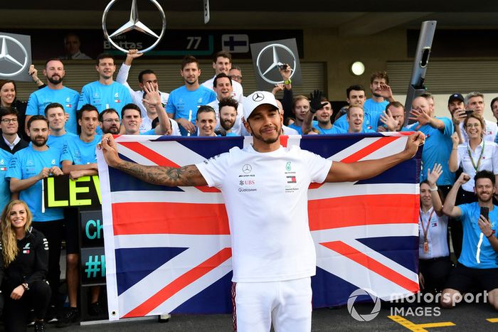 Lewis Hamilton, Mercedes AMG F1 celebra con el equipo