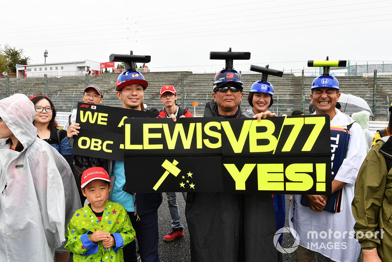 Lewis Hamilton, Mercedes AMG F1 fans and banner