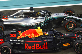 Lewis Hamilton, Mercedes-AMG F1 W09 in gevecht met Max Verstappen, Red Bull Racing RB14