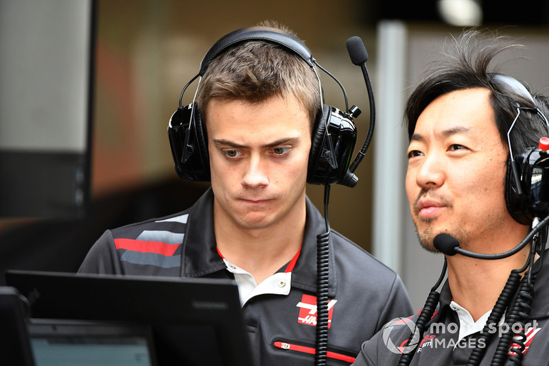 Louis Deletraz, collaudatore e pilota di sviluppo, Haas F1 e Ayao Komatsu, ingegnere Haas F1
