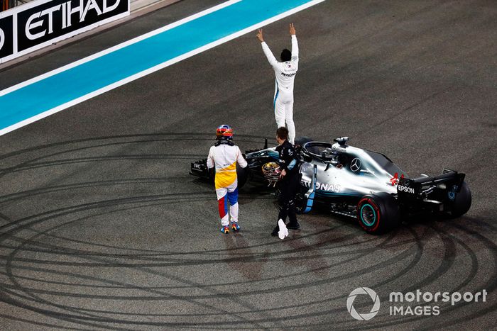 Lewis Hamilton, Mercedes AMG F1 W09 EQ Power +, celebra en su auto cuando Fernando Alonso, McLaren, lo felicita en la parrilla
