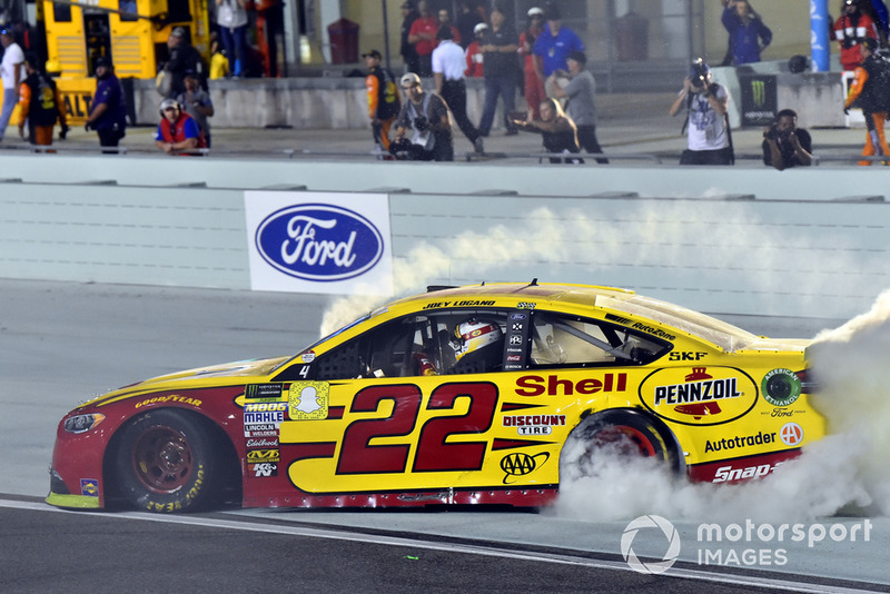 Joey Logano (Penske-Ford): Champion mit P1 im Rennen