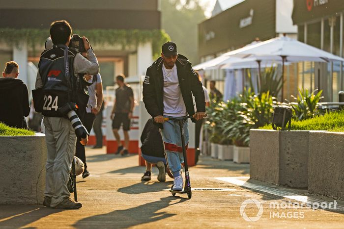Lewis Hamilton, Mercedes AMG F1,monta su scooter por el paddock