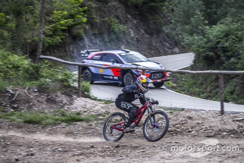 Dani Sordo y Andreu Lacondeguy, en el reto del WRC contra la MTB