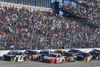 Chase Elliott, Hendrick Motorsports, Chevrolet Camaro NAPA Auto Parts and Brad Keselowski, Team Penske, Ford Fusion Wurth
