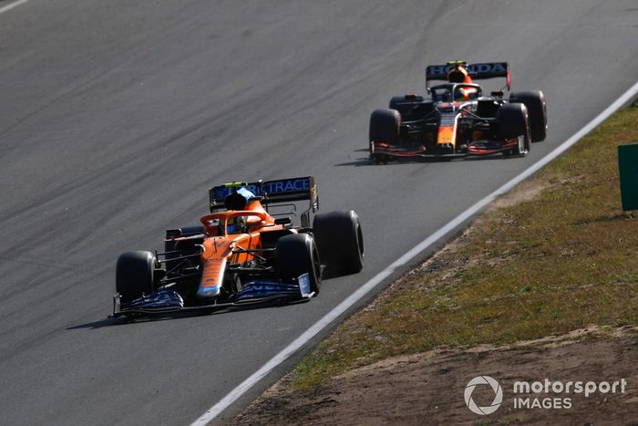 Lando Norris, McLaren MCL35M, Sergio Pérez, Red Bull Racing RB16B