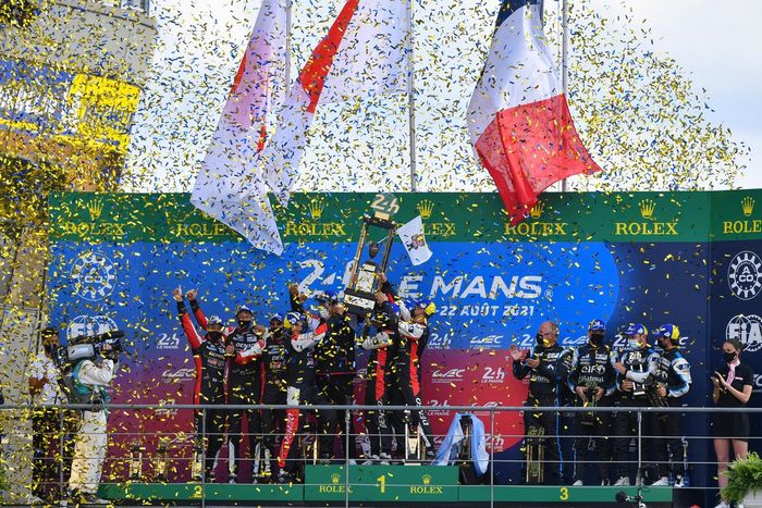 Podio: ganadores #7 Toyota Gazoo Racing Toyota GR010 - Hybrid Hypercar, Mike Conway, Kamui Kobayashi, José María López, segudo lugar #8 Toyota Gazoo Racing Toyota GR010 - Hybrid Hypercar, Sebastien Buemi, Kazuki Nakajima, Brendon Hartley, tercer lugar #36 Alpine Elf Matmut Alpine A480 - Gibson Hypercar of André Negrão, Nicolas Lapierre, Matthieu Vaxiviere