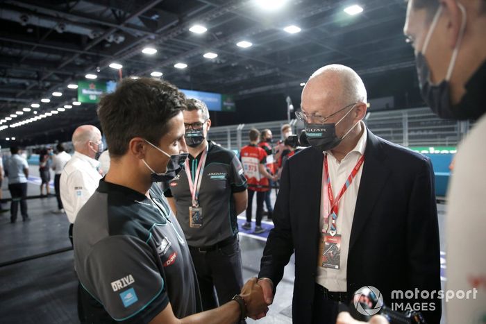 Mitch Evans (Jaguar Racing) conoce a un invitado en el pitlane