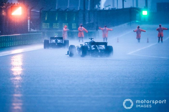 La lluvia azota el pitlane de Sochi 