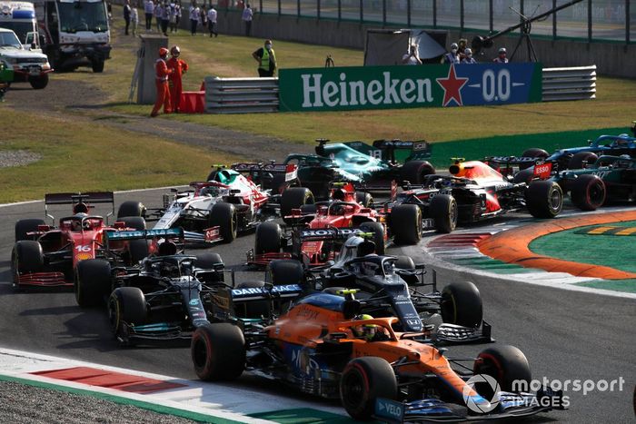 Lando Norris, McLaren MCL35M, Pierre Gasly, AlphaTauri AT02, Lewis Hamilton, Mercedes W12, Charles Leclerc, Ferrari SF21, Carlos Sainz Jr., Ferrari SF21, y el resto en la primera vuelta
