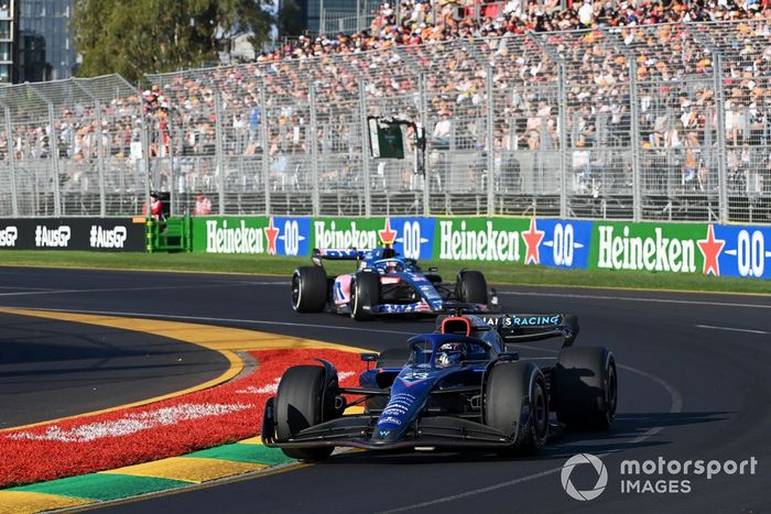 Alex Albon, Williams FW44, Esteban Ocon, Alpine A522