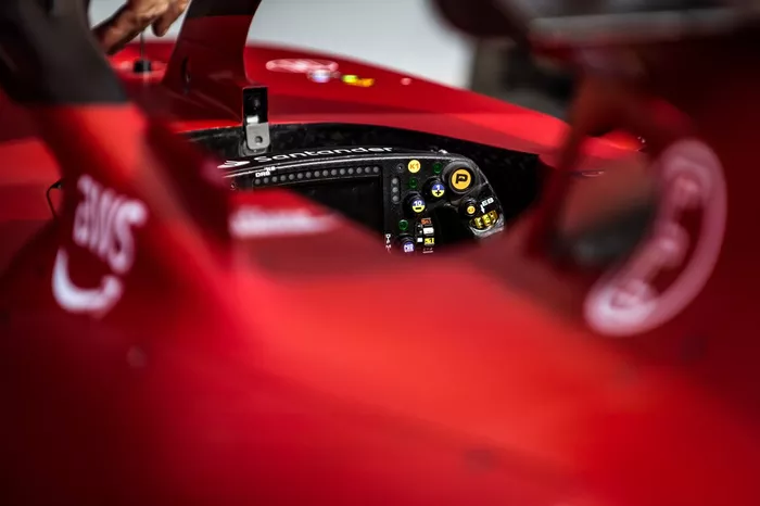 Detalle del volante del Ferrari F1-75 