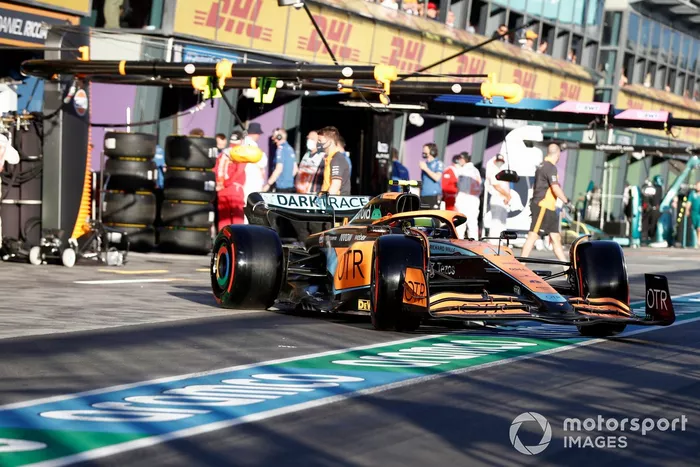 Lando Norris, McLaren MCL36, sale del garaje
