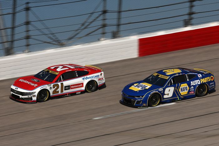 Josh Berry, Wood Brothers Racing Ford, Chase Elliott, Hendrick Motorsports Chevrolet