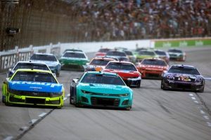 Ryan Blaney, Team Penske Ford, Michael McDowell, Spire Motorsports Chevrolet