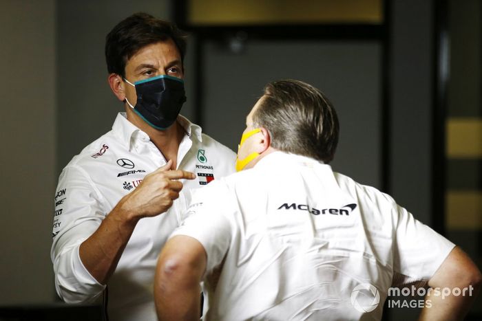 Toto Wolff, Director Ejecutivo Mercedes AMG, y Zak Brown, Director Ejecutivo, McLaren 
